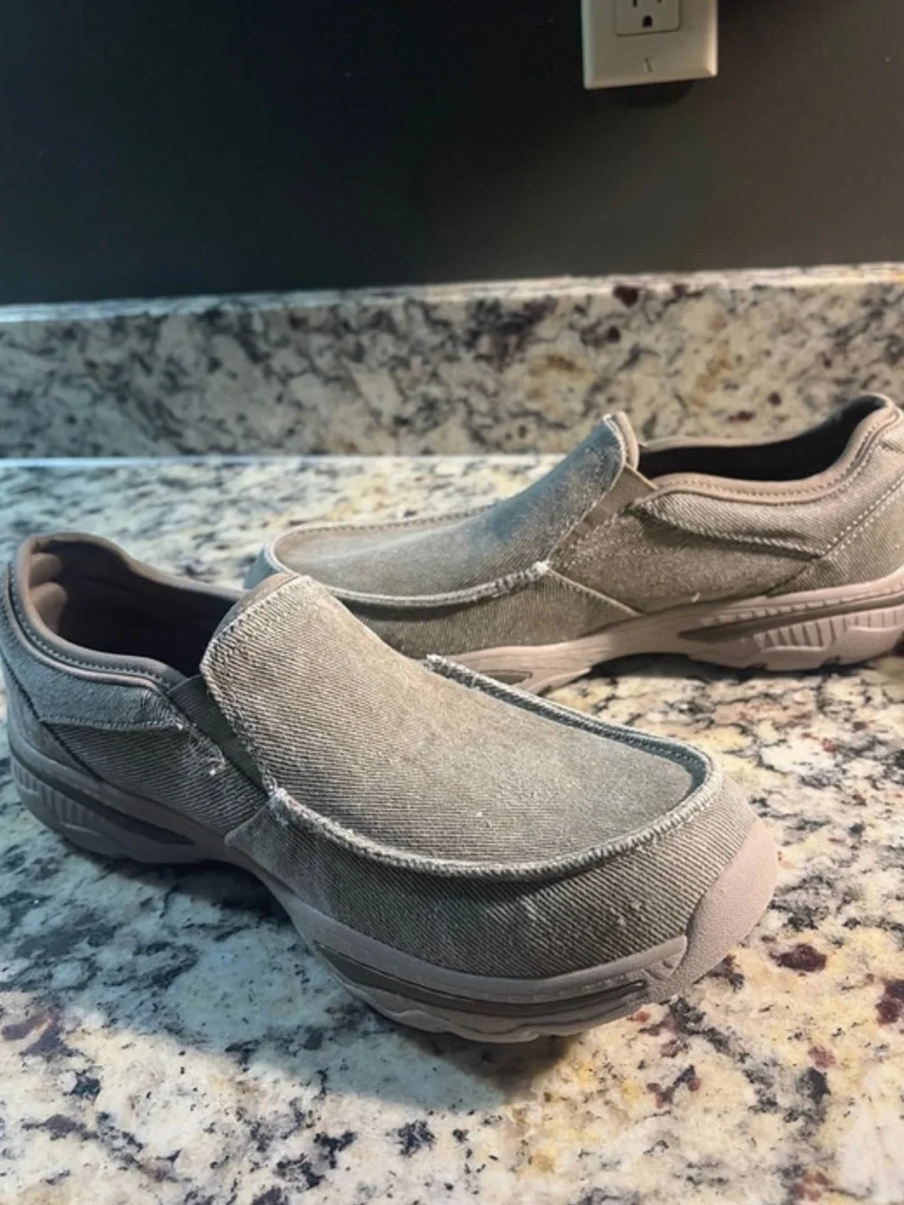 SKECHERS♦️EXTRA WIDE CASUAL SLIP IN